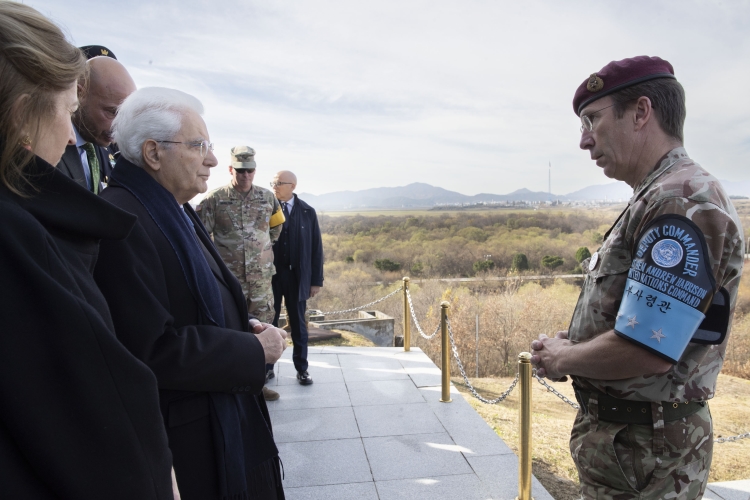 Il Presidente della Repubblica Sergio Mattarella e la Signora Laura nella Joint Security Area,in occasione della visita di Stato nella Repubblica di Corea
