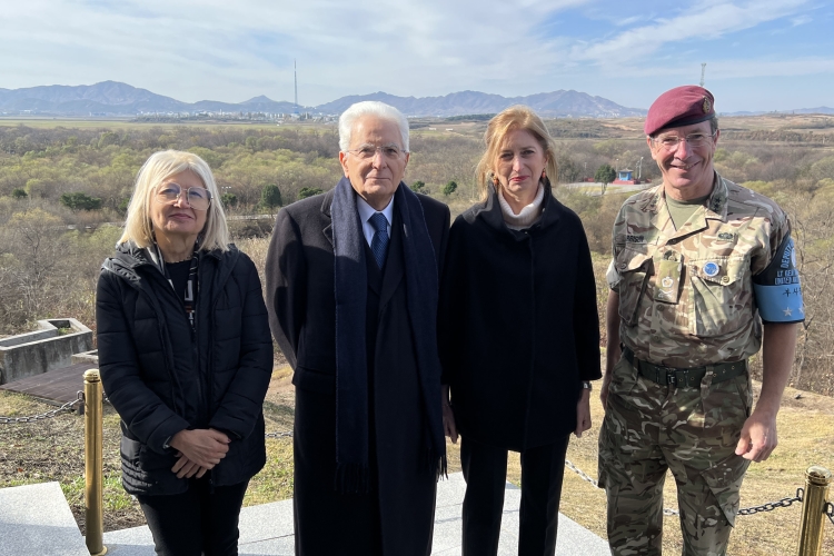 Il Presidente della Repubblica Sergio Mattarella e la Signora Laura nella Joint Security Area,in occasione della visita di Stato nella Repubblica di Corea