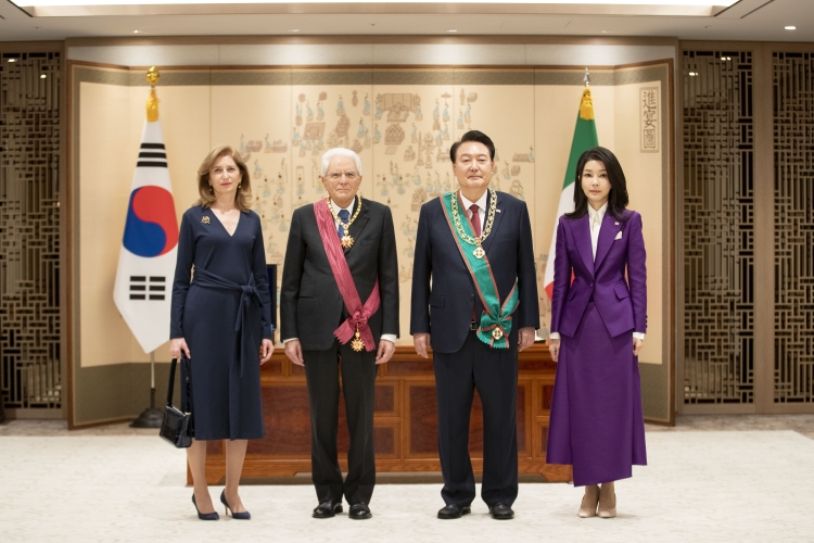 Il Presidente della Repubblica Sergio Mattarella e la Signora Laura con il Presidente della Repubblica di Corea, Yoon Suk Yeol, e Consorte, Kim Keon Hee,in occasione della visita di Stato
