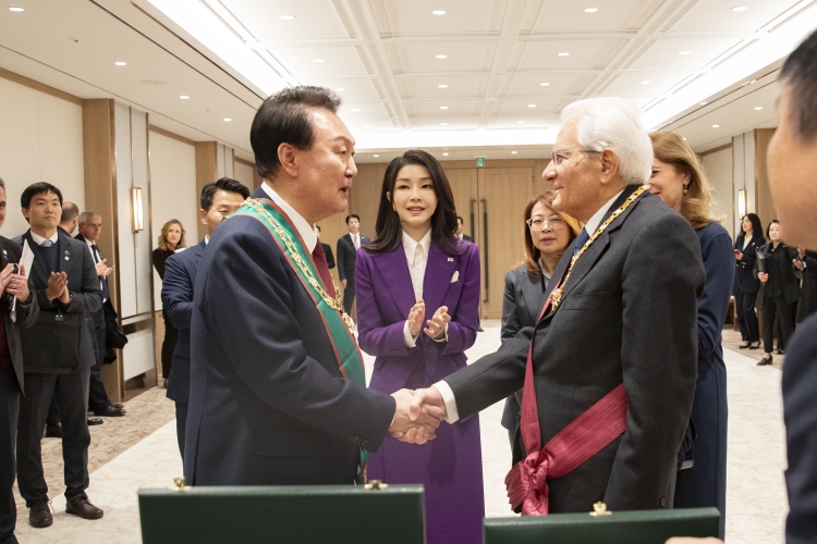 Il Presidente della Repubblica Sergio Mattarella con Yoon Suk Yeol,Presidente della Repubblica di Corea,in occasione della visita di Stato
