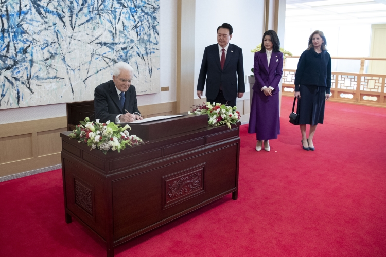 Il Presidente della Repubblica Sergio Mattarella e la Signora Laura con il Presidente della Repubblica di Corea, Yoon Suk Yeol, e Consorte, Kim Keon Hee,in occasione della visita di Stato

