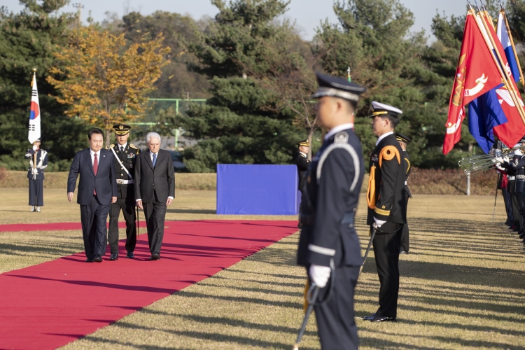 Il Presidente della Repubblica Sergio Mattarella con Yoon Suk Yeol,Presidente della Repubblica di Corea,in occasione della visita di Stato
