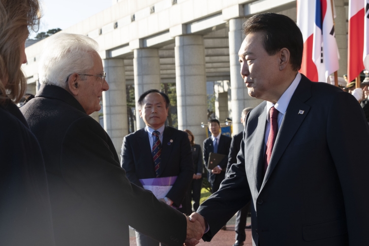 Il Presidente della Repubblica Sergio Mattarella al Palazzo Presidenziale di Yongsan, accolto da Yoon Suk Yeol,Presidente della Repubblica di Corea,in occasione della visita di Stato
