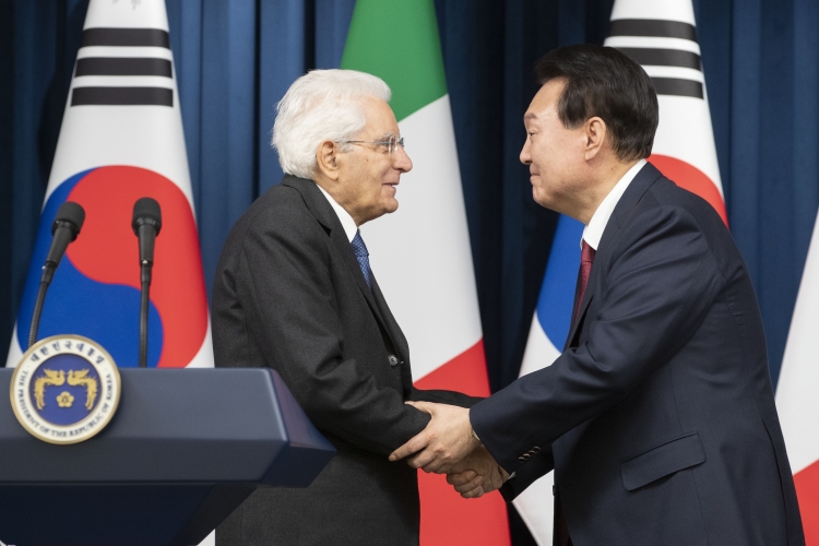 Il Presidente della Repubblica Sergio Mattarella con Yoon Suk Yeol,Presidente della Repubblica di Corea,in occasione della visita di Stato
