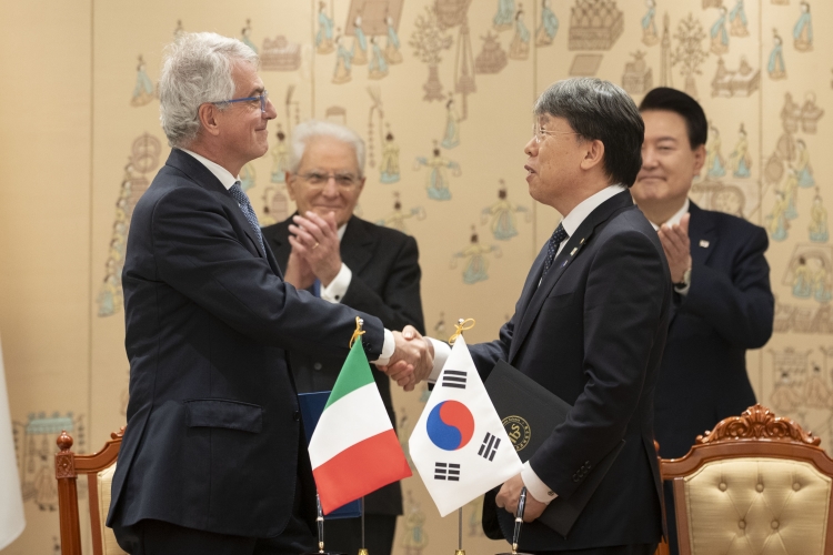 Il Presidente della Repubblica Sergio Mattarella con Yoon Suk Yeol,Presidente della Repubblica di Corea,in occasione della firma di intese
