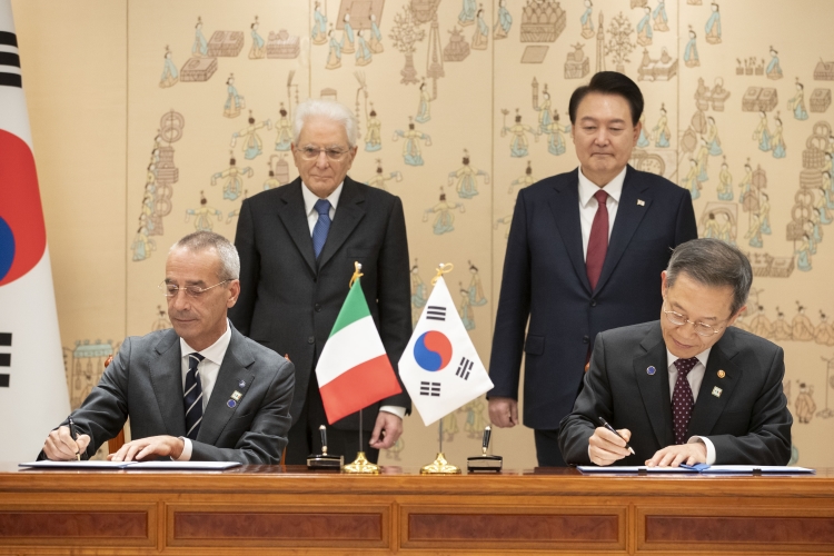Il Presidente della Repubblica Sergio Mattarella con Yoon Suk Yeol,Presidente della Repubblica di Corea,in occasione della firma di intese

