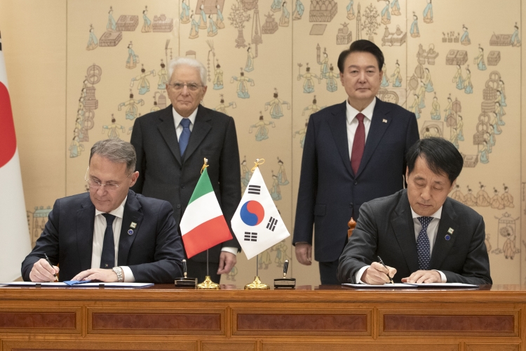 Il Presidente della Repubblica Sergio Mattarella con Yoon Suk Yeol,Presidente della Repubblica di Corea,in occasione della firma di intese
