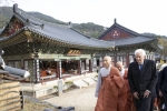 Il Presidente Mattarella visita il Tempio buddista Haeinsa.