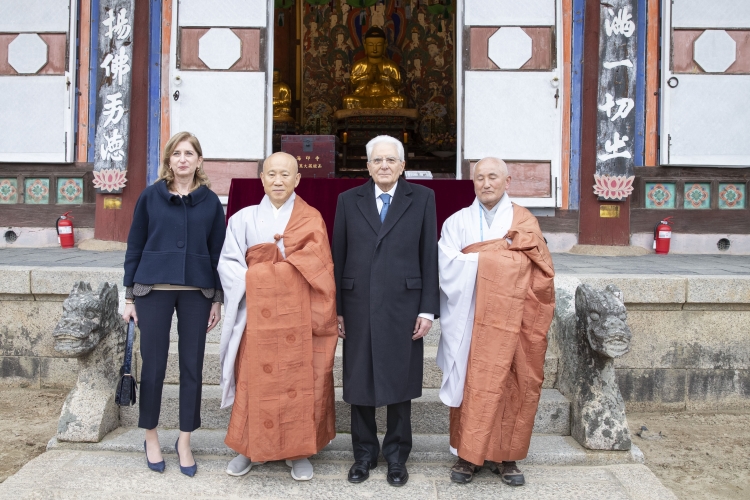 Il Presidente della Repubblica Sergio Mattarella e la Signora Laura al Tempio Haeinsa,in occasione della visita di Stato nella Repubblica di Corea
