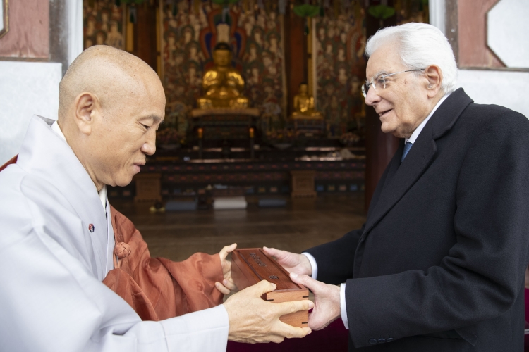 Il Presidente della Repubblica Sergio Mattarella al Tempio Haeinsa in occasione della visita di Stato nella Repubblica di Corea
