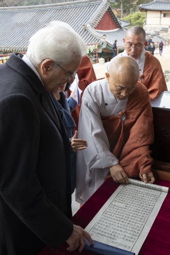 Il Presidente della Repubblica Sergio Mattarella al Tempio Haeinsa in occasione della visita di Stato nella Repubblica di Corea
