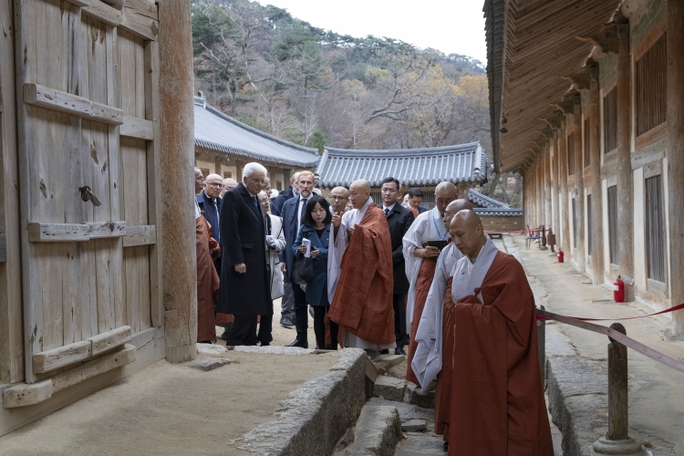 Il Presidente della Repubblica Sergio Mattarella al Tempio Haeinsa in occasione della visita di Stato nella Repubblica di Corea

