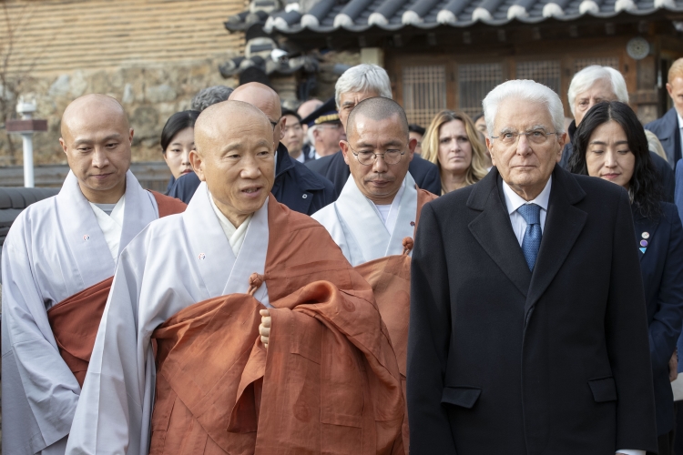 Il Presidente della Repubblica Sergio Mattarella e la Signora Laura al Tempio Haeinsa,in occasione della visita di Stato nella Repubblica di Corea
