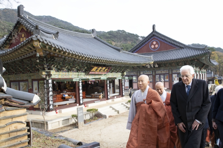 Il Presidente della Repubblica Sergio Mattarella al Tempio Haeinsa in occasione della visita di Stato nella Repubblica di Corea
