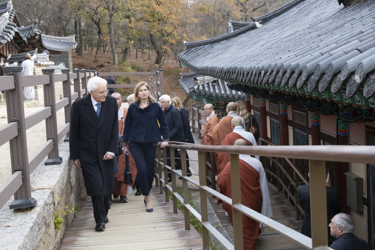 Il Presidente della Repubblica Sergio Mattarella e la Signora Laura al Tempio Haeinsa,in occasione della visita di Stato nella Repubblica di Corea
