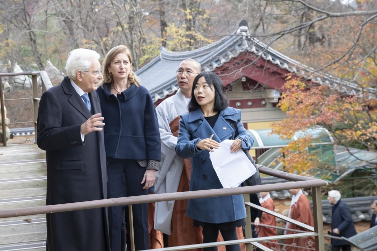 Il Presidente della Repubblica Sergio Mattarella e la Signora Laura al Tempio Haeinsa,in occasione della visita di Stato nella Repubblica di Corea
