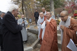 Il Presidente della Repubblica Sergio Mattarella al Tempio Haeinsa,accolto dall’Abate del Tempio, Hye-il, in occasione della visita di Stato nella Repubblica di Corea
