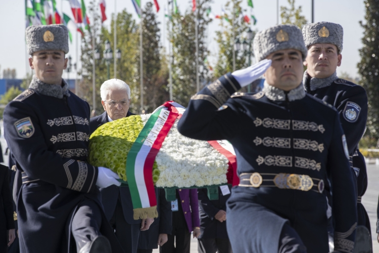 Il Presidente della Repubblica Sergio Mattarella depone una corona di fiori al Monumento dell’Indipendenza,in occasione della visita Ufficiale nella Repubblica dell’Uzbekistan 

