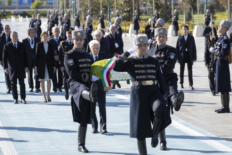 Il Presidente della Repubblica Sergio Mattarella depone una corona di fiori al Monumento dell’Indipendenza,in occasione della visita Ufficiale nella Repubblica dell’Uzbekistan 

