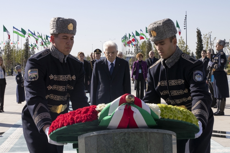 Il Presidente della Repubblica Sergio Mattarella depone una corona di fiori al Monumento dell’Indipendenza,in occasione della visita Ufficiale nella Repubblica dell’Uzbekistan 

