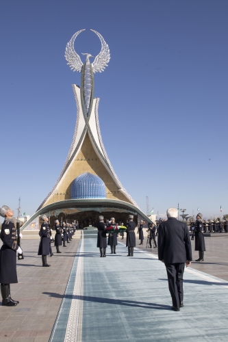Il Presidente della Repubblica Sergio Mattarella depone una corona di fiori al Monumento dell’Indipendenza,in occasione della visita Ufficiale nella Repubblica dell’Uzbekistan 

