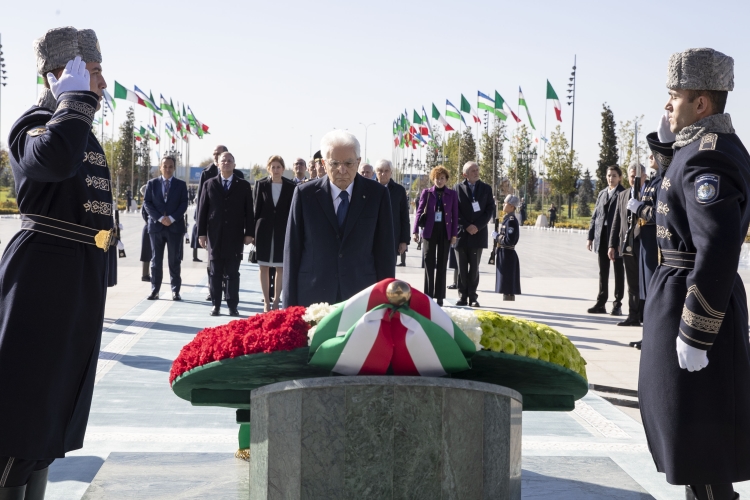 Il Presidente della Repubblica Sergio Mattarella depone una corona di fiori al Monumento dell’Indipendenza,in occasione della visita Ufficiale nella Repubblica dell’Uzbekistan 

