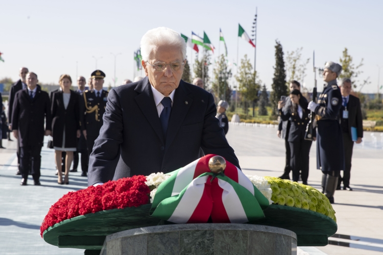 Il Presidente della Repubblica Sergio Mattarella depone una corona di fiori al Monumento dell’Indipendenza,in occasione della visita Ufficiale nella Repubblica dell’Uzbekistan 

