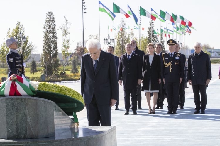 Il Presidente della Repubblica Sergio Mattarella depone una corona di fiori al Monumento dell’Indipendenza,in occasione della visita Ufficiale nella Repubblica dell’Uzbekistan 
