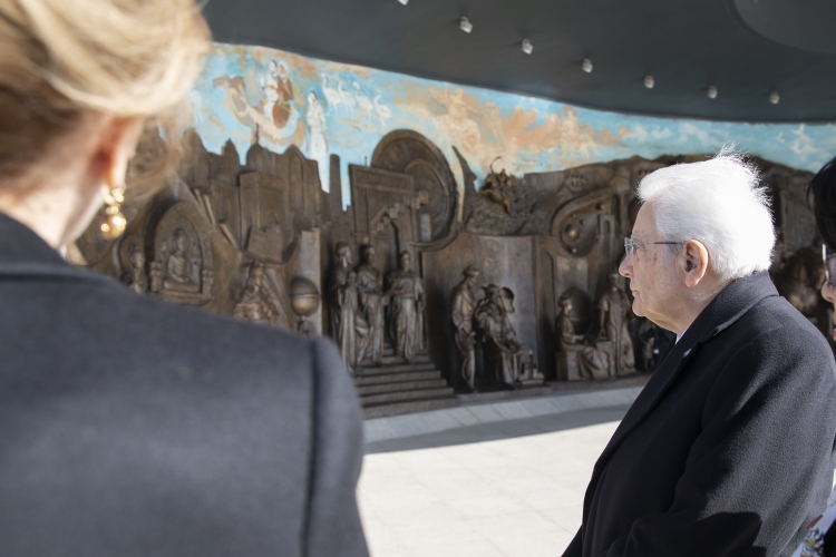 Il Presidente della Repubblica Sergio Mattarella depone una corona di fiori al Monumento dell’Indipendenza,in occasione della visita Ufficiale nella Repubblica dell’Uzbekistan 

