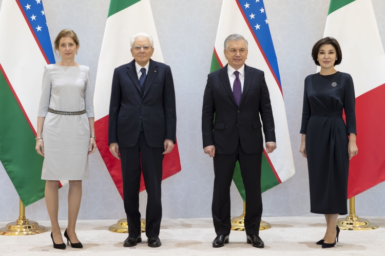 Il Presidente della Repubblica Sergio Mattarella e la Signora Laura a Palazzo Presidenziale Kuksaroy,accolti da Shavkat Mirziyoyev, Presidente della Repubblica dell’Uzbekistan e Consorte, Signora Ziroat Mirziyoyeva  in occasione della visita Ufficiale
