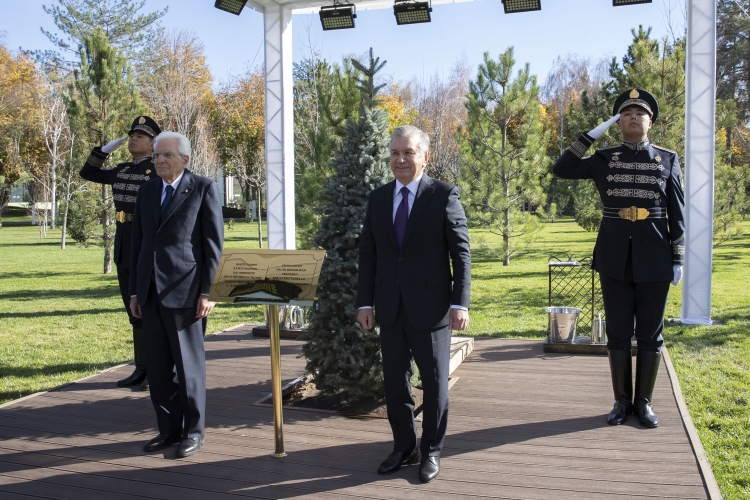 Il Presidente della Repubblica Sergio Mattarella con Shavkat Mirziyoyev, Presidente della Repubblica dell’Uzbekistan, in occasione della cerimonia di piantumazione di un albero  
