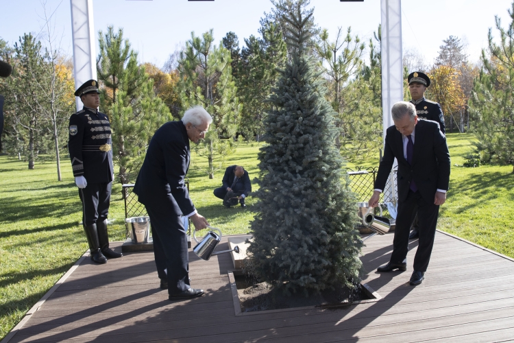 Il Presidente della Repubblica Sergio Mattarella con Shavkat Mirziyoyev, Presidente della Repubblica dell’Uzbekistan, in occasione della cerimonia di piantumazione di un albero  
