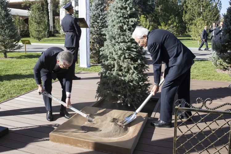 Il Presidente della Repubblica Sergio Mattarella con Shavkat Mirziyoyev, Presidente della Repubblica dell’Uzbekistan, in occasione della cerimonia di piantumazione di un albero  
