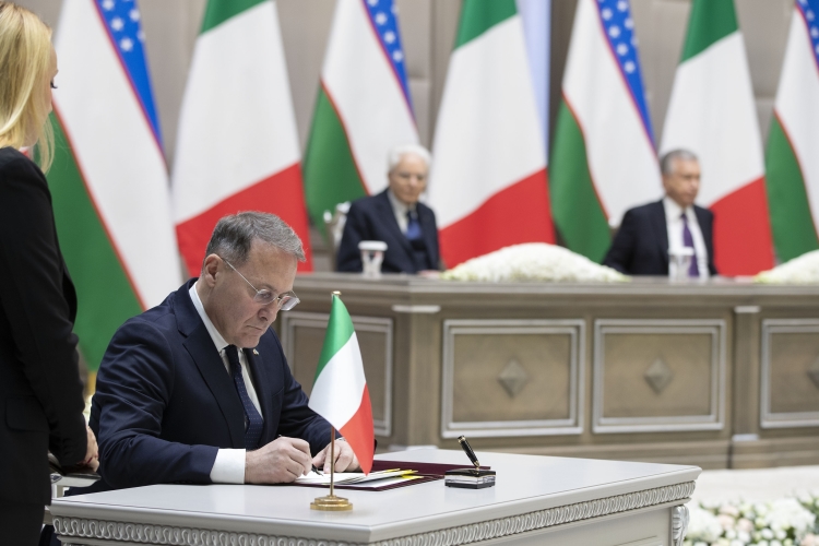 Il Presidente della Repubblica Sergio Mattarella con Shavkat Mirziyoyev, Presidente della Repubblica dell’Uzbekistan, in occasione della firma di intese
