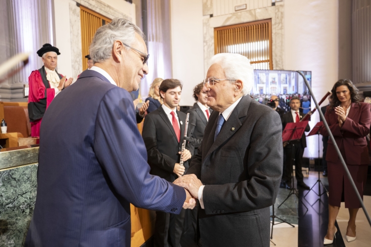 Il Presidente della Repubblica Sergio Mattarella saluta Andrea Bocelli, durante la cerimonia d’inaugurazione dell’anno accademico 2023/2024 dell’Università degli Studi di Napoli Federico II in occasione dell’ottocentesimo anno dalla fondazione
