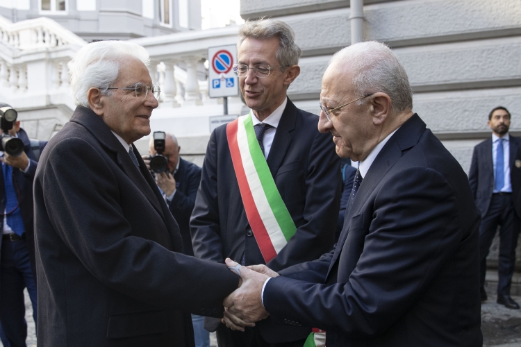 Il Presidente della Repubblica Sergio Mattarella accolto da Vincenzo De Luca, Presidente della Regione Campania e da Gaetano Manfredi, Sindaco di Napoli,in occasione della cerimonia d’inaugurazione dell’anno accademico 2023/2024 dell’Università degli Studi di Napoli Federico II e dell’ottocentesimo anno dalla fondazione
