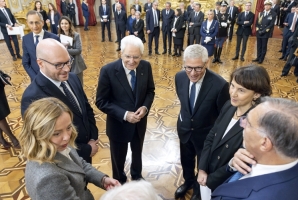 Il Presidente Sergio Mattarella con il Presidente del Senato Ignazio La Russa, il Presidente della Camera dei Deputati Lorenzo Fontana, il Presidente del Consiglio Giorgia Meloni e i nuovi Giudici della Corte costituzionale, Prof. Giovanni Pitruzzella e Prof.ssa Antonella Sciarrone Alibrandi
