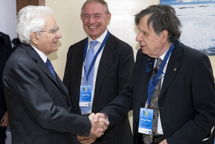 Il Presidente Sergio Mattarella con Giorgio Parisi, Premio Nobel per la fisica e Adolfo Urso, Ministro delle Imprese e del Made in ltaly, in occasione del centenario del Consiglio Nazionale delle Ricerche