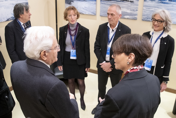 Il Presidente Sergio Mattarella con Maria Chiara Carrozza, Presidente del Consiglio Nazionale delle Ricerche e i relatori alla cerimonia del centenario del Consiglio Nazionale delle Ricerche, Giorgio Parisi, Premio Nobel per la fisica, Maria Leptin, Presidente del Consiglio europeo della ricerca, Antoine Petit, Presidente del Centre national de la recherche scientifique, Luisa Torsi, Vice Presidente del Consiglio scientifico del CNR