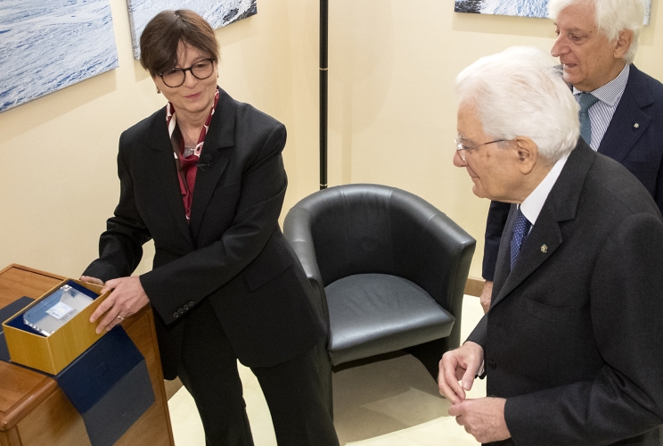 Il Presidente Sergio Mattarella riceve da Maria Chiara Carrozza, Presidente del Consiglio Nazionale delle Ricerche, un francobollo celebrativo del centenario del CNR
