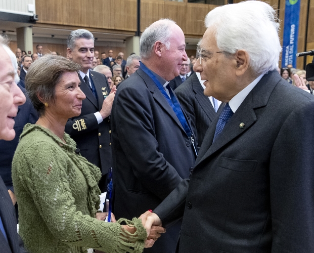 Il Presidente Sergio Mattarella saluta la vincitrice del "“Premio CNR per la Cltlzen Sclence – Biblioteca ‘Guglielmo Marconi’ di Roma”  Silvia Merlino, ricercatrice dell’istituto di Scienze Marine ISMAR del CNR
