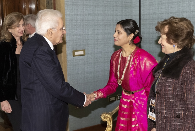 Il Presidente Sergio Mattarella saluta Harbeen Arora Rai, Presidente del Women Economic e Marilena Citelli Francese, Presidente dell’Associazione Culturale Musadoc, in occasione dell'incontro con una delegazione di partecipanti al "Women Economic Forum" 