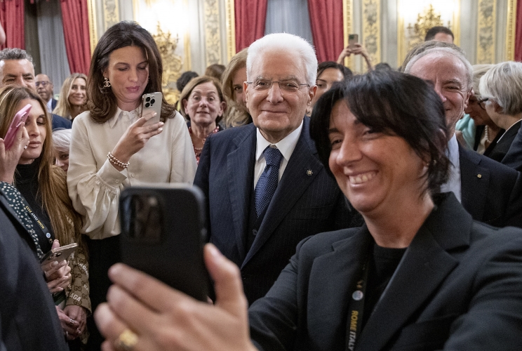 Il Presidente Sergio Mattarella al termine dell'incontro con una delegazione di partecipanti al "Women Economic Forum" 