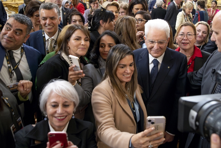 Il Presidente Sergio Mattarella al termine dell'incontro con una delegazione di partecipanti al "Women Economic Forum" 