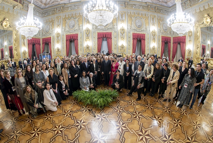 Il Presidente Sergio Mattarella con una delegazione di partecipanti al "Women Economic Forum" 