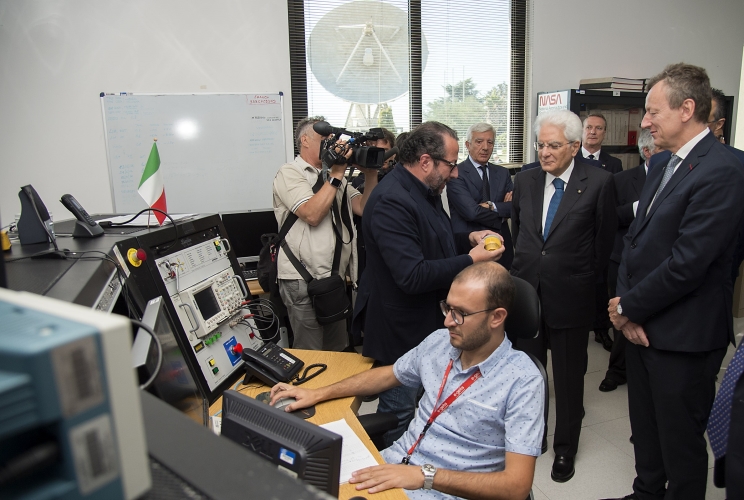 Il Presidente Sergio Mattarella nel corso della visita al Polo Spaziale di Matera