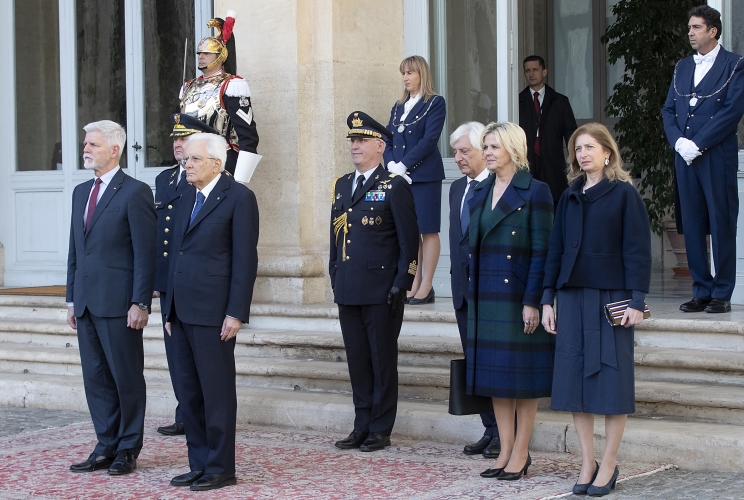 Il Presidente Sergio Mattarella e il Presidente della Repubblica Ceca, S.E. il Signor Petr Pavel ricevono gli onori militari