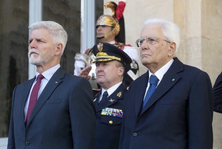 Il Presidente Sergio Mattarella e il Presidente della Repubblica Ceca, S.E. il Signor Petr Pavel ricevono gli onori militari