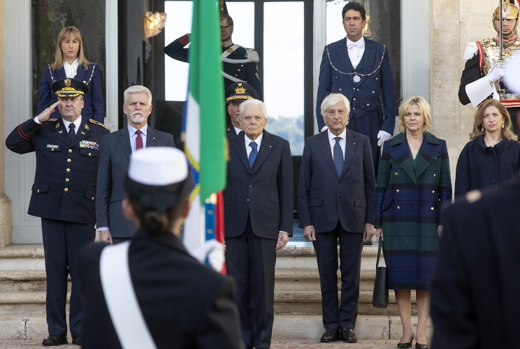 Il Presidente Sergio Mattarella e il Presidente della Repubblica Ceca, S.E. il Signor Petr Pavel ricevono gli onori militari