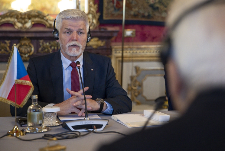 Il Presidente Sergio Mattarella e il Presidente della Repubblica Ceca, S.E. il Signor Petr Pavel nel corso dei colloqui allargati alle delegazioni